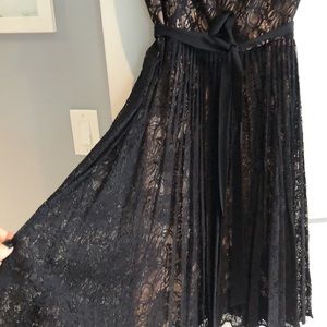 Pleated midi dress. Lace